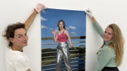 Fotografin Anja Schneider und Kuratorin Meike Paula Thar bei Vorbereitungen für die Ausstellung. Foto: Mathias Haukenfrerichs
