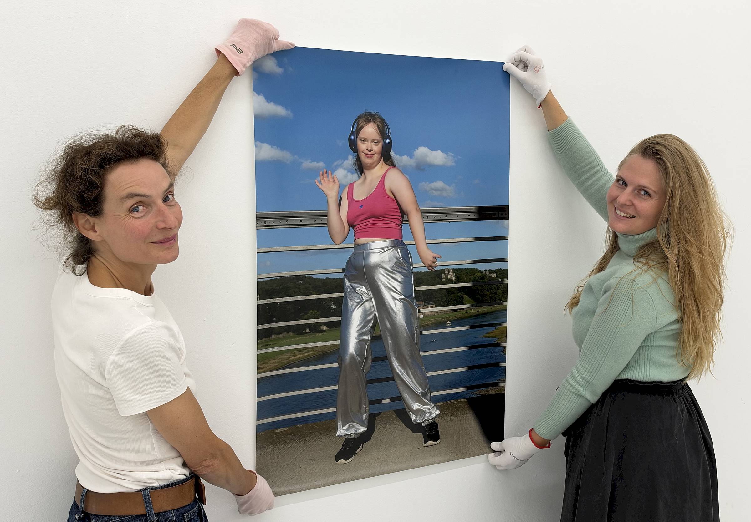 Fotografin Anja Schneider und Kuratorin Meike Paula Thar bei Vorbereitungen für die Ausstellung. Foto: Mathias Haukenfrerichs