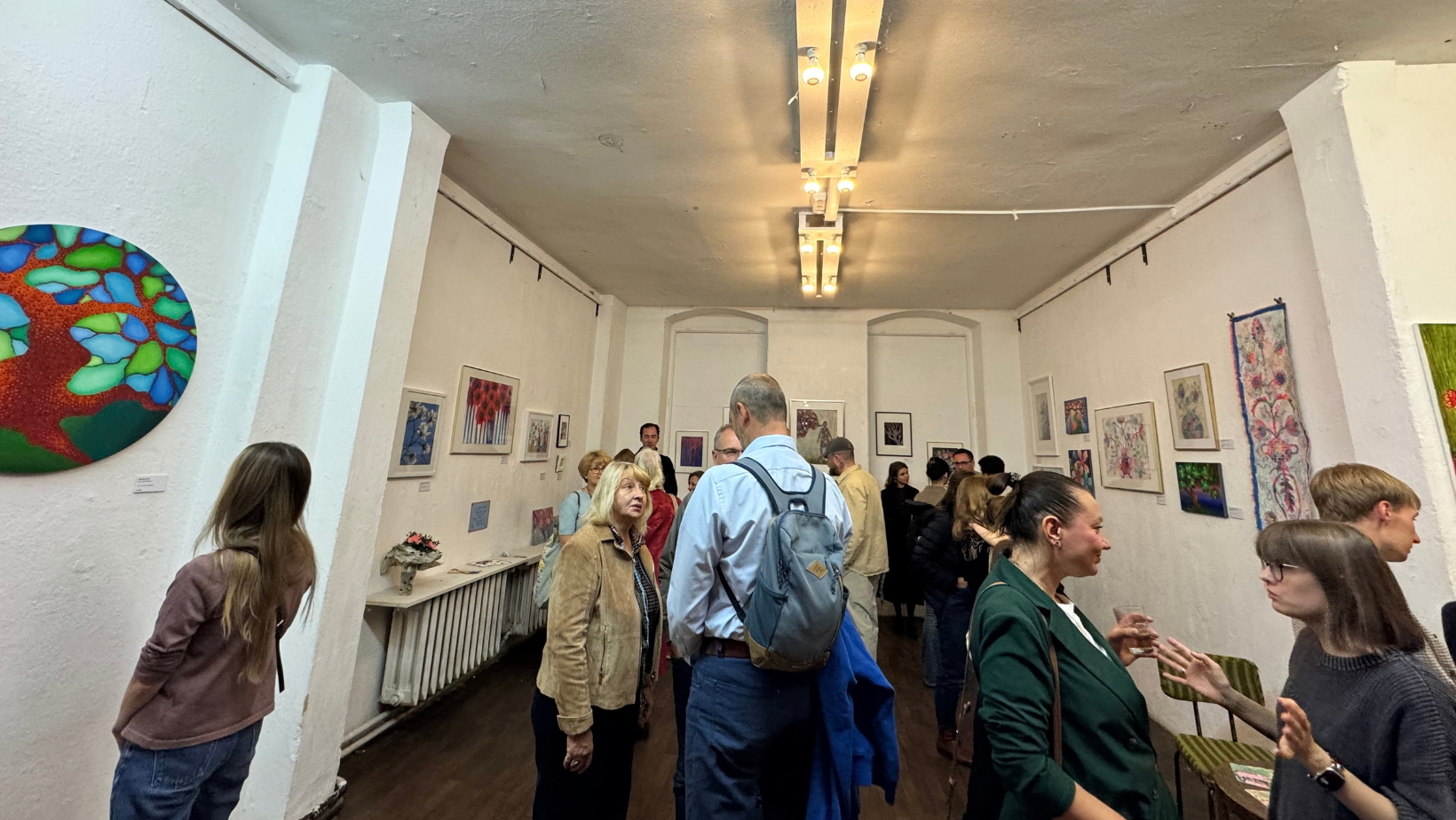 Reger Austausch während der Vernissage – Foto: Enna Miau